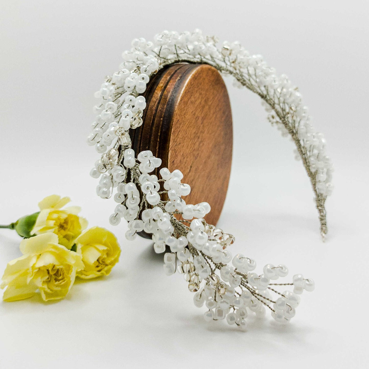 Tocado Iris | Diadema Flexible Plateado y Blanco