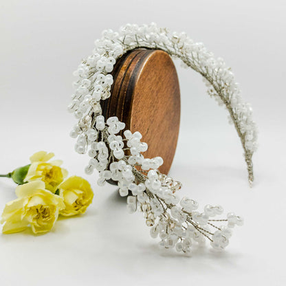 Tocado Iris | Diadema Flexible Plateado y Blanco