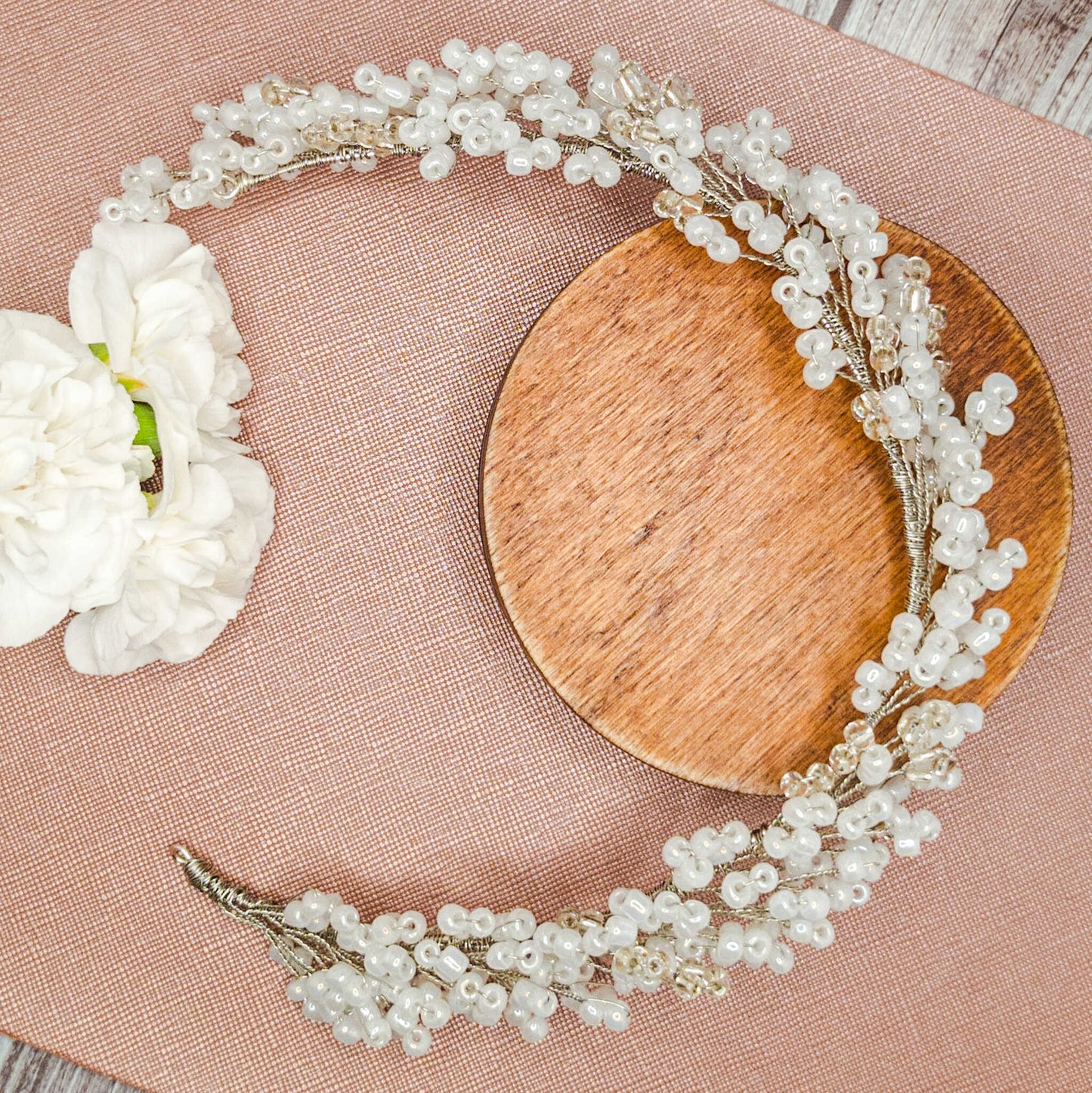 Tocado Iris | Diadema Flexible Plateado y Blanco