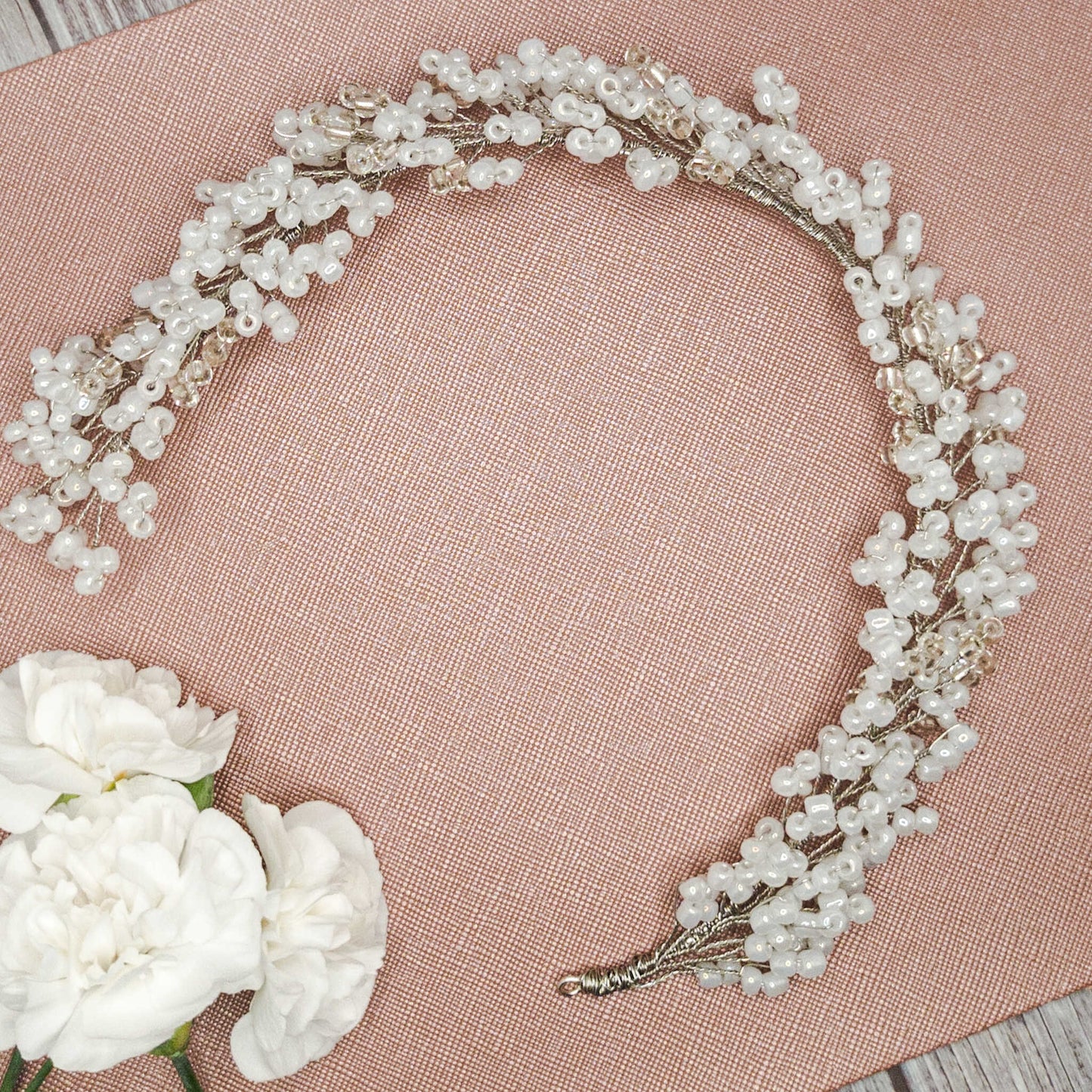 Tocado Iris | Diadema Flexible Plateado y Blanco