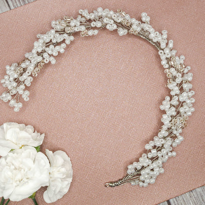 Tocado Iris | Diadema Flexible Plateado y Blanco