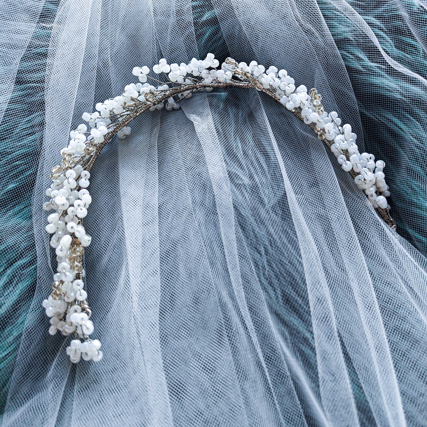 Tocado Iris | Diadema Flexible Plateado y Blanco