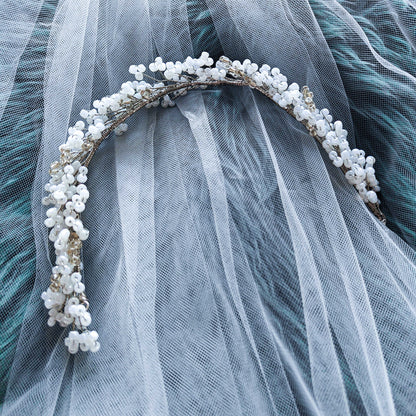 Tocado Iris | Diadema Flexible Plateado y Blanco