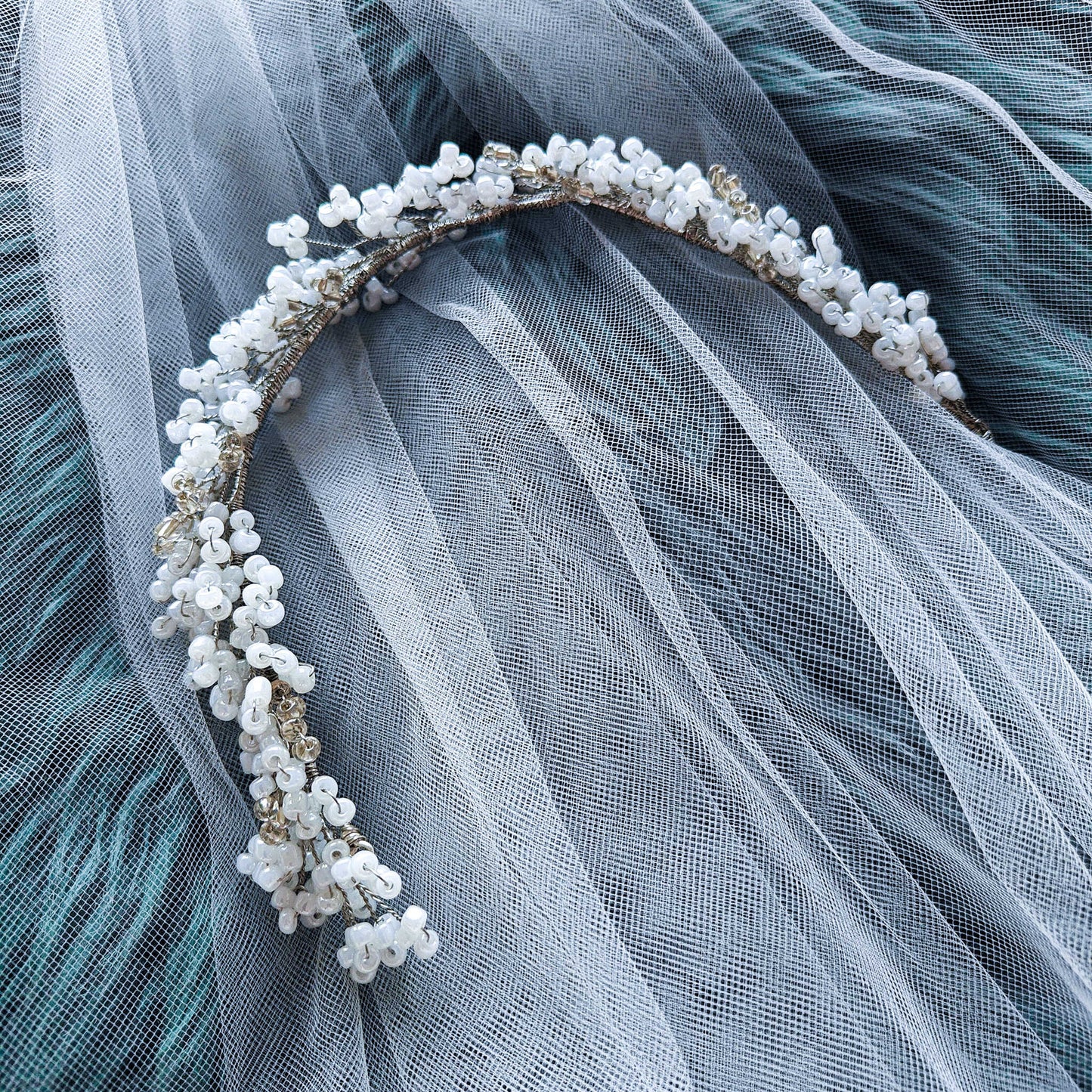 Tocado Iris | Diadema Flexible Plateado y Blanco