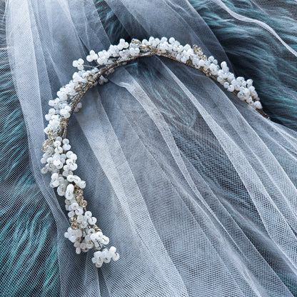 Tocado Iris | Diadema Flexible Plateado y Blanco