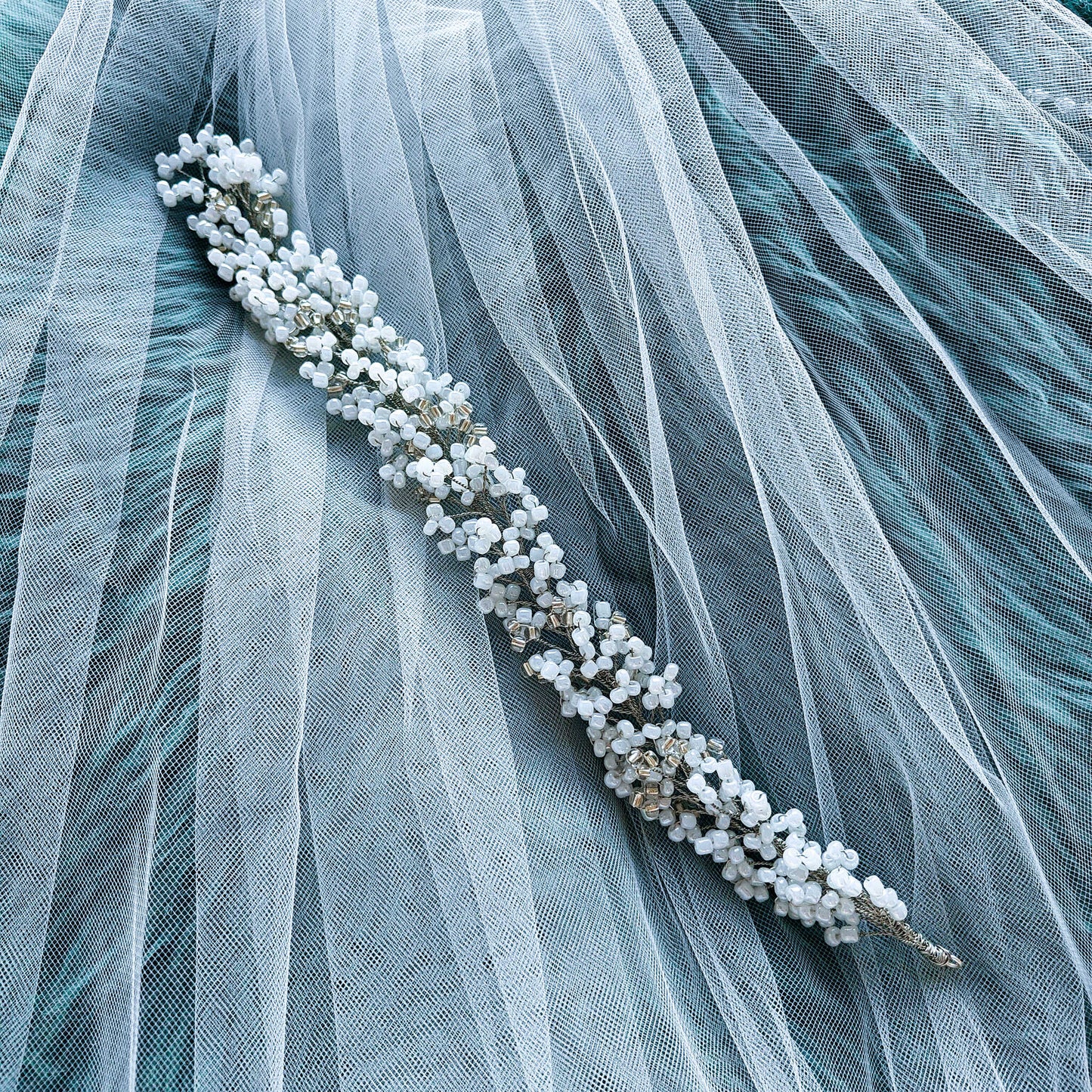 Tocado Iris | Diadema Flexible Plateado y Blanco