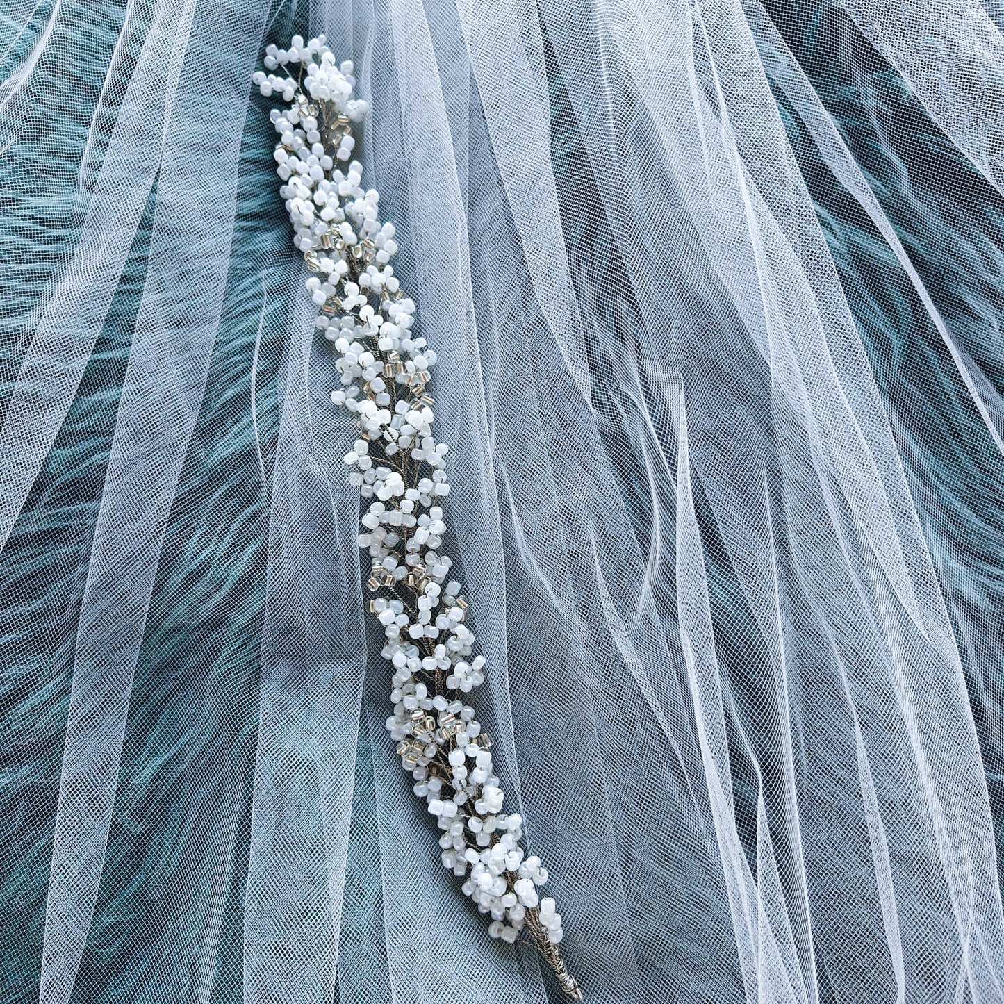 Tocado Iris | Diadema Flexible Plateado y Blanco