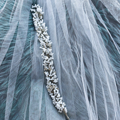 Tocado Iris | Diadema Flexible Plateado y Blanco