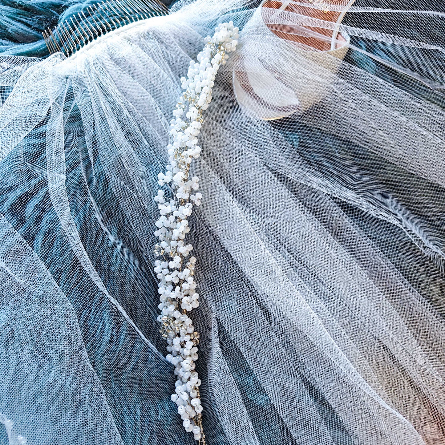 Tocado Iris | Diadema Flexible Plateado y Blanco