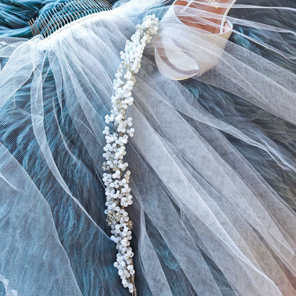 Tocado Iris | Diadema Flexible Plateado y Blanco