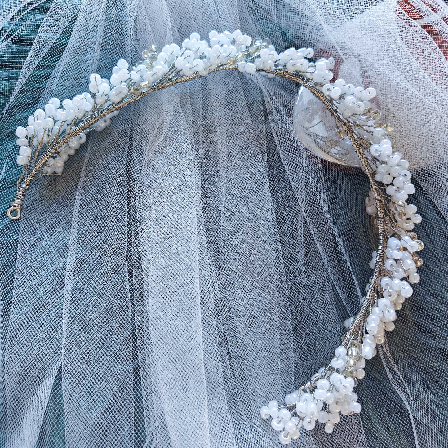 Tocado Iris | Diadema Flexible Plateado y Blanco