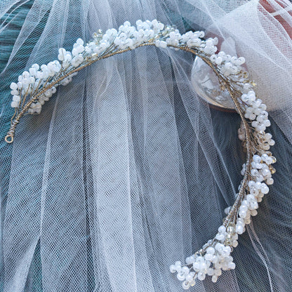 Tocado Iris | Diadema Flexible Plateado y Blanco