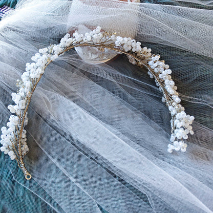 Tocado Iris | Diadema Flexible Plateado y Blanco