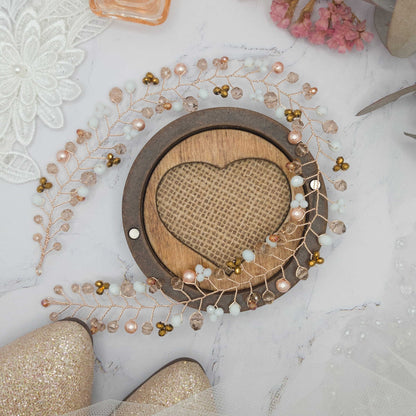 Tocado Lara | Elegancia Dorada con Cristales y Perlas Nácar