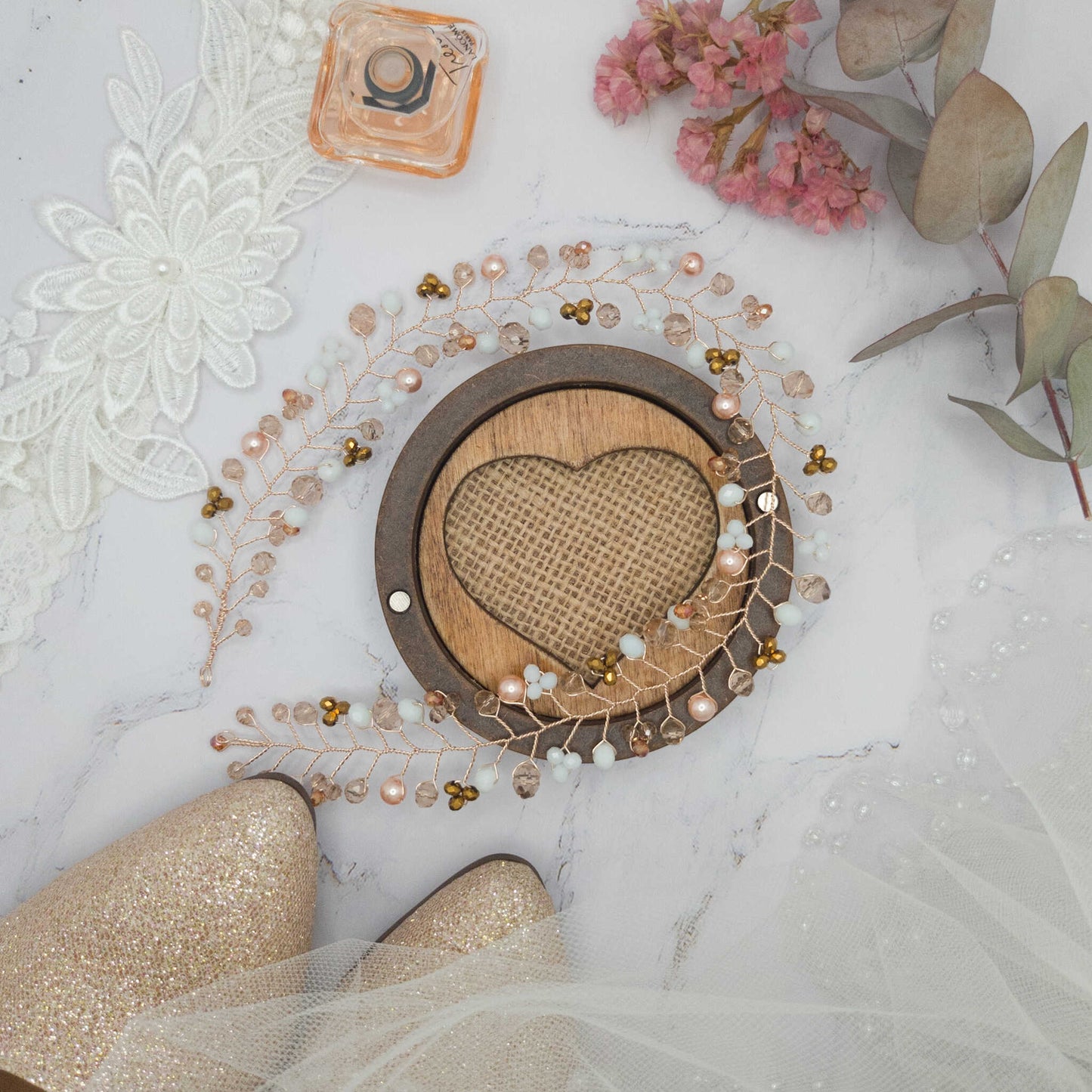 Tocado Lara | Elegancia Dorada con Cristales y Perlas Nácar