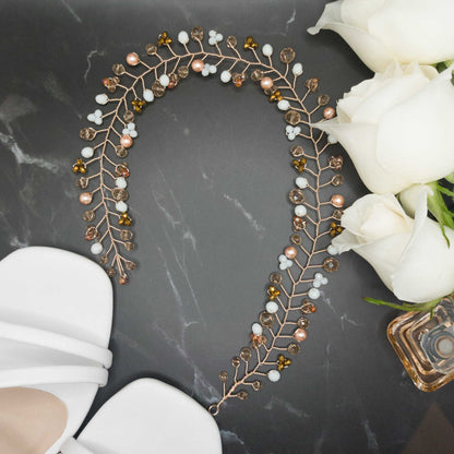 Tocado Lara | Elegancia Dorada con Cristales y Perlas Nácar