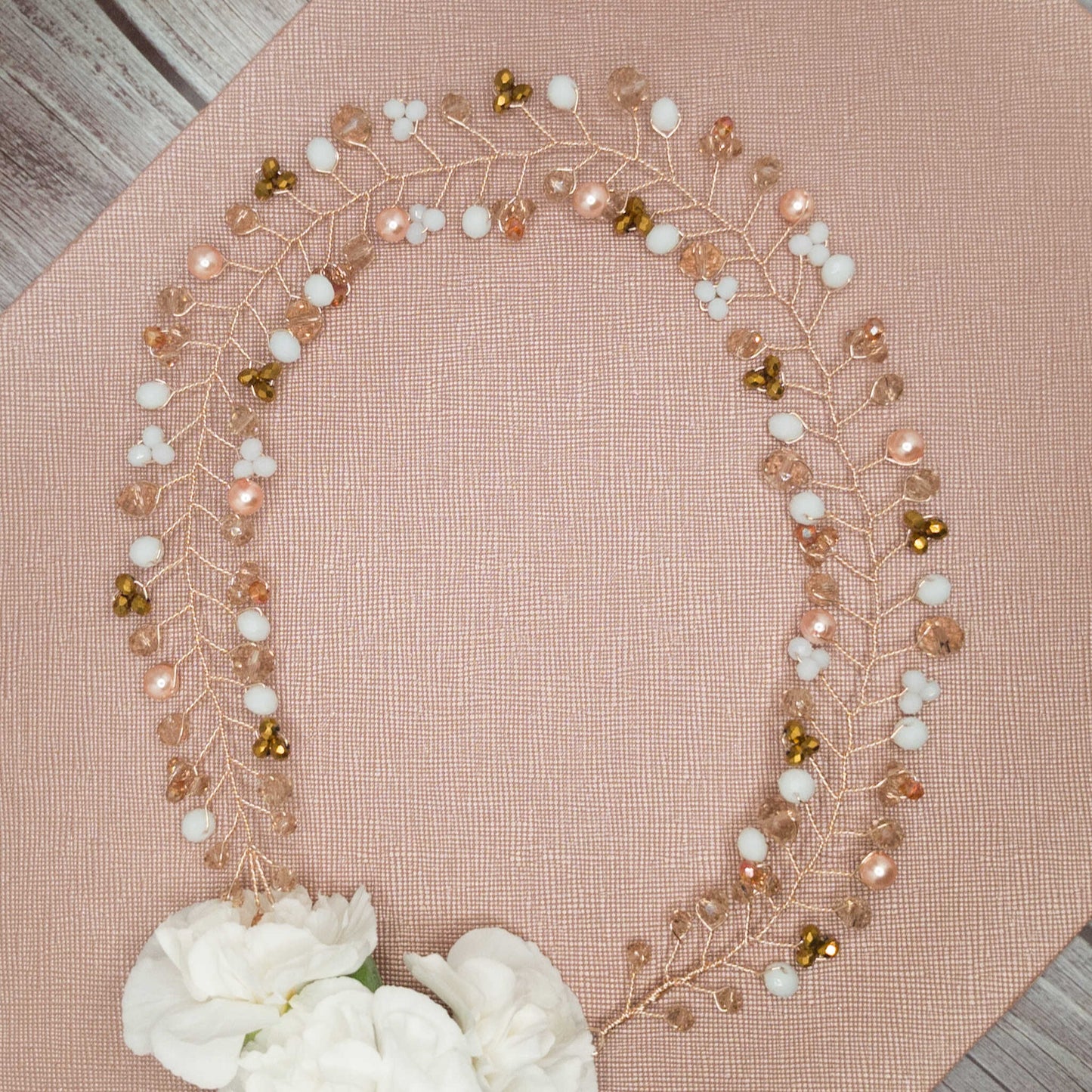 Tocado Lara | Elegancia Dorada con Cristales y Perlas Nácar