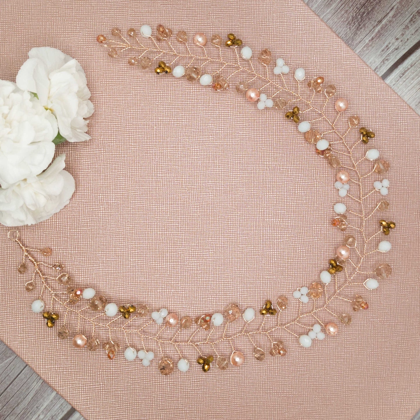 Tocado Lara | Elegancia Dorada con Cristales y Perlas Nácar