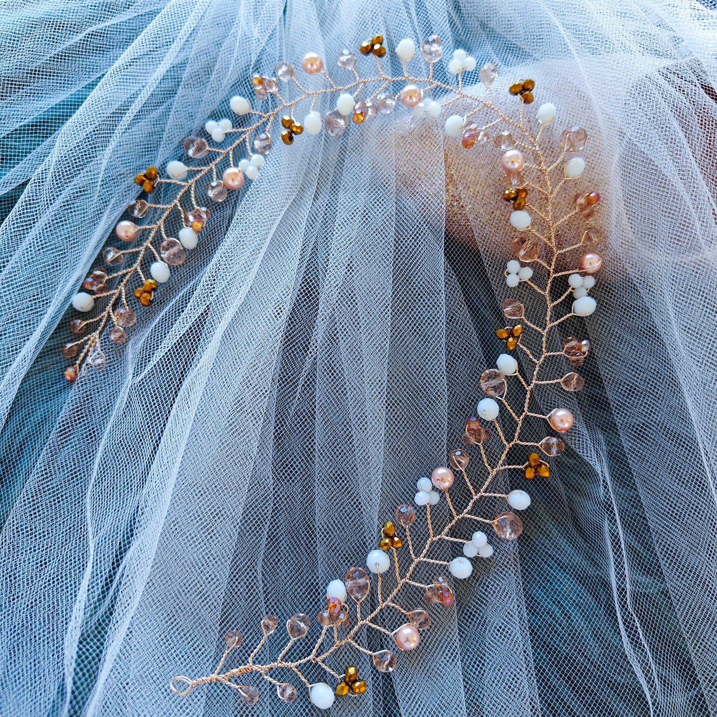 Tocado Lara | Elegancia Dorada con Cristales y Perlas Nácar