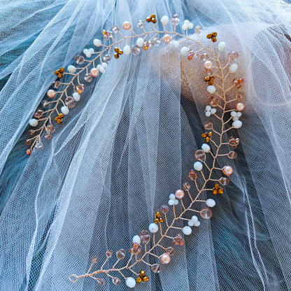 Tocado Lara | Elegancia Dorada con Cristales y Perlas Nácar