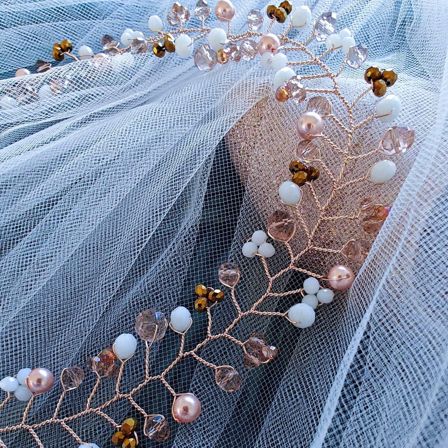 Tocado Lara | Elegancia Dorada con Cristales y Perlas Nácar