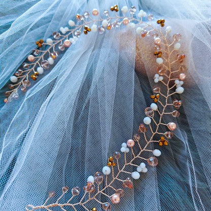 Tocado Lara | Elegancia Dorada con Cristales y Perlas Nácar