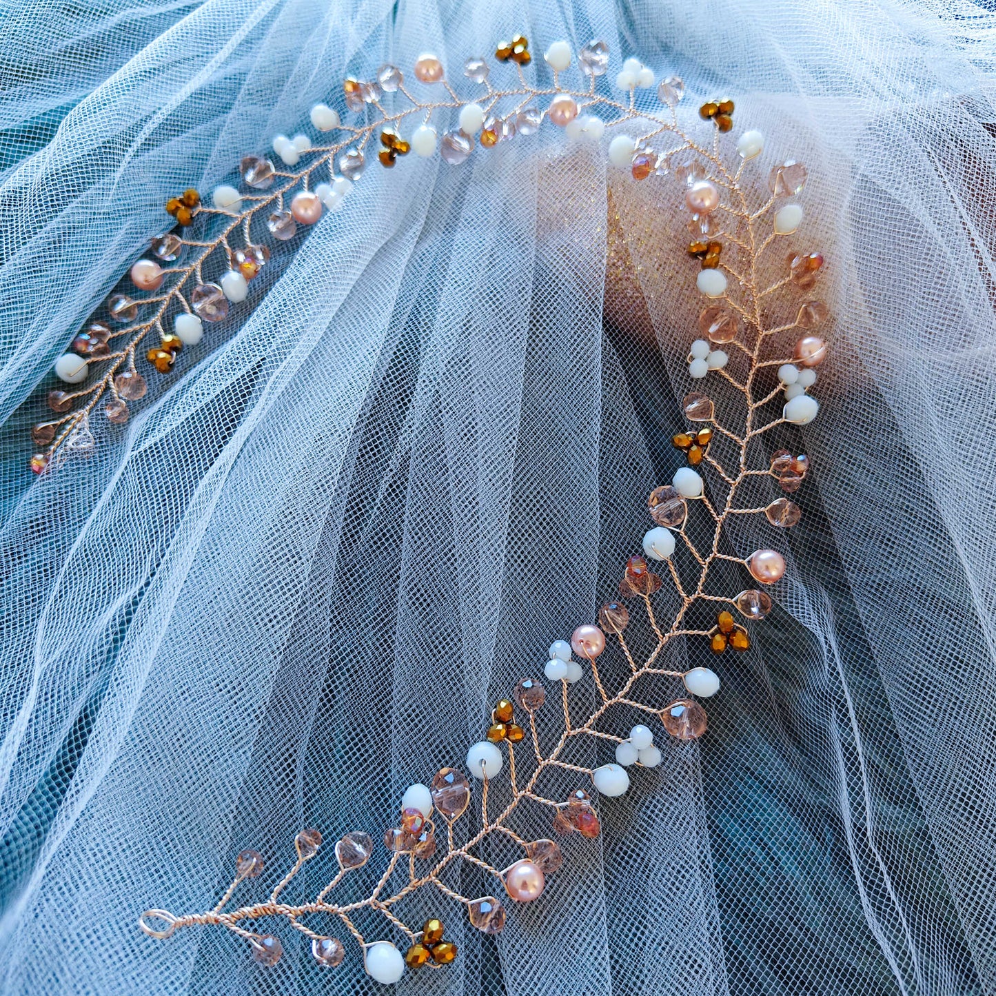 Tocado Lara | Elegancia Dorada con Cristales y Perlas Nácar