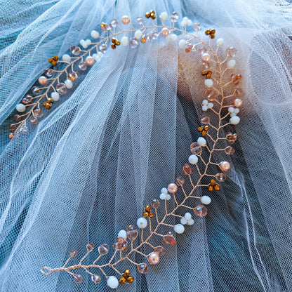 Tocado Lara | Elegancia Dorada con Cristales y Perlas Nácar