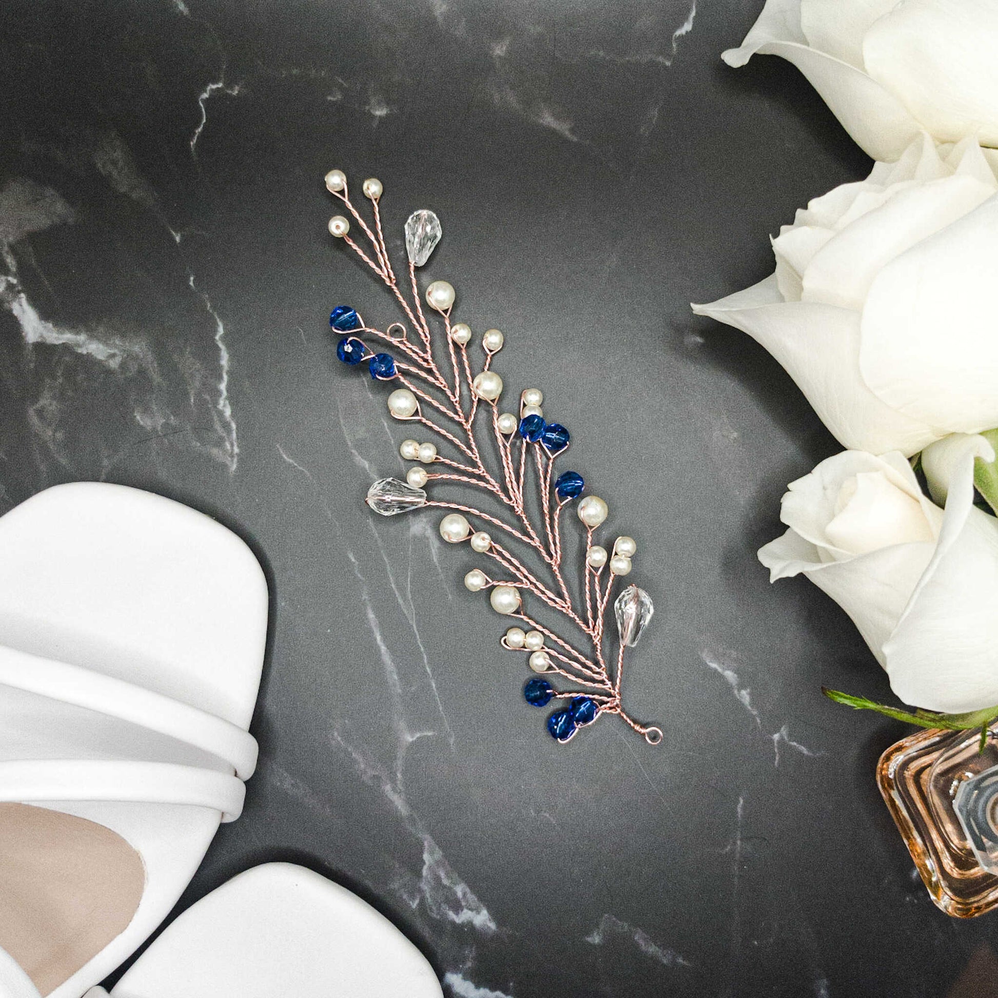 tocado lis-Oro rosa con perlas de vidrio y abalorios azules