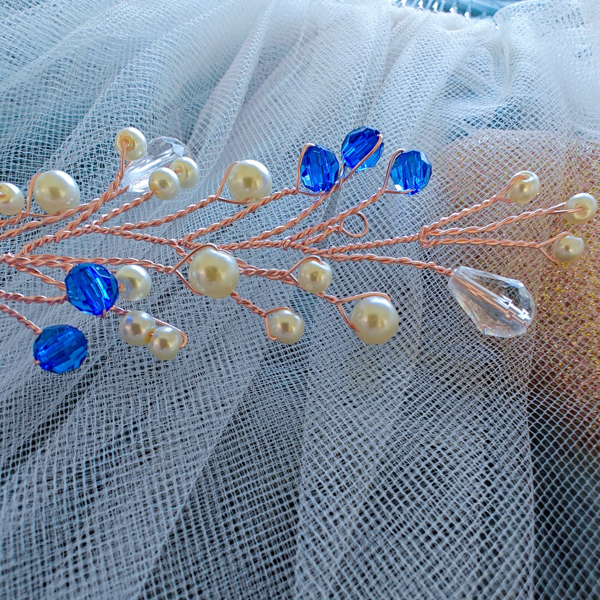 tocado lis-Oro rosa con perlas de vidrio y abalorios azules