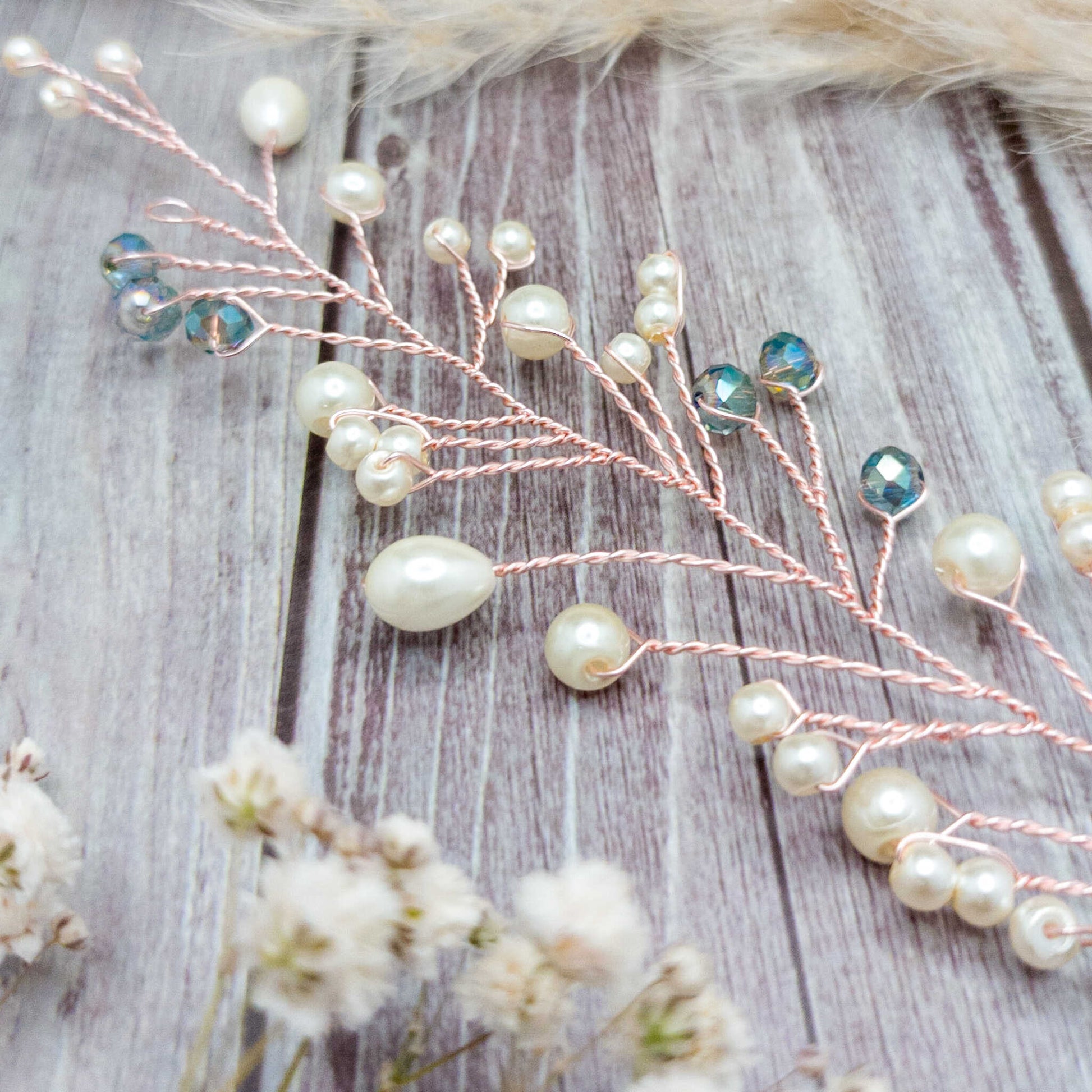 tocado lis-Oro rosa con perlas de vidrio y cristales celestes