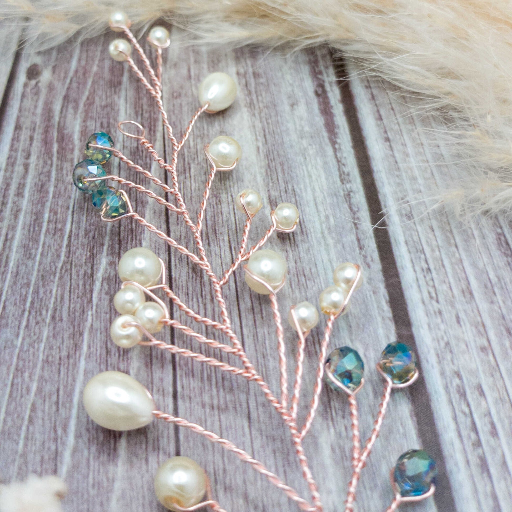 tocado lis-Oro rosa con perlas de vidrio y cristales celestes