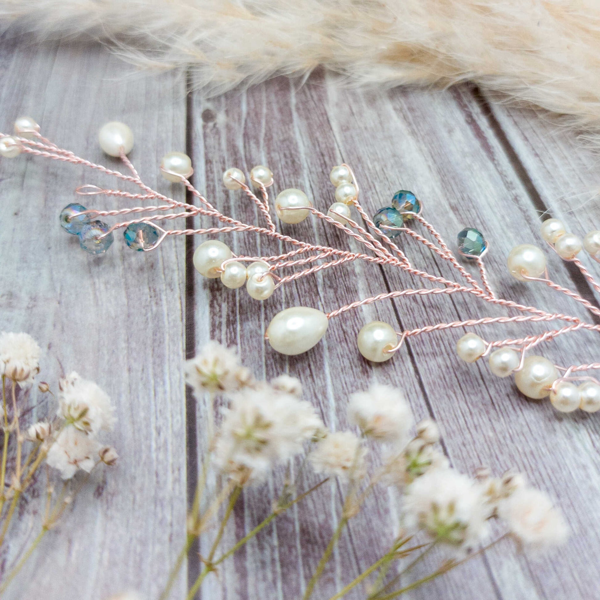 tocado lis-Oro rosa con perlas de vidrio y cristales celestes