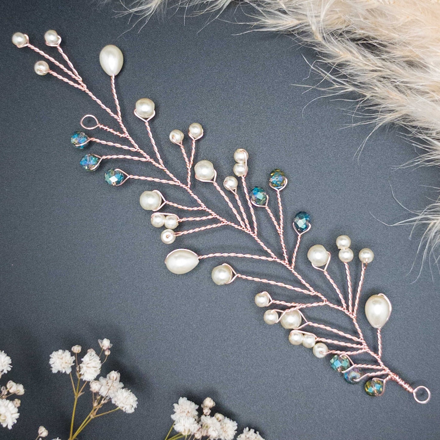 tocado lis-Oro rosa con perlas de vidrio y cristales celestes