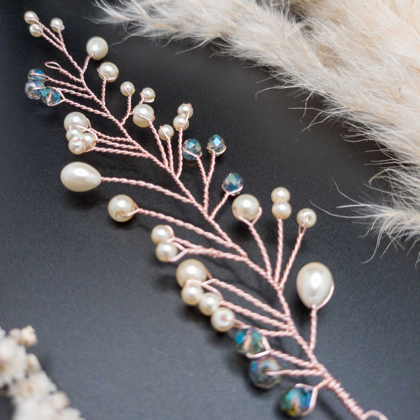 tocado lis-Oro rosa con perlas de vidrio y cristales celestes