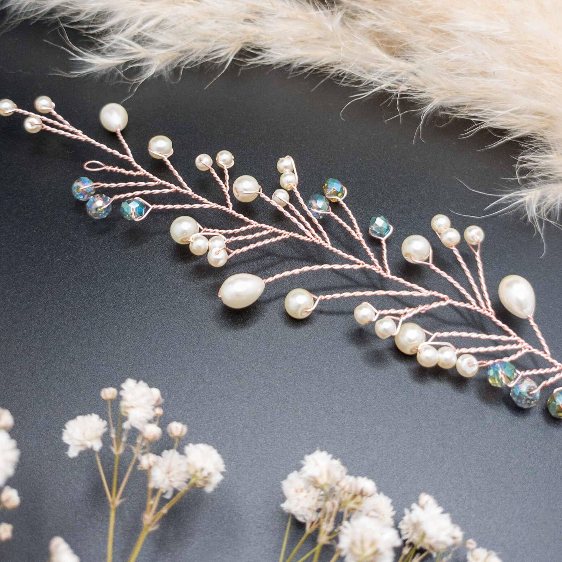 tocado lis-Oro rosa con perlas de vidrio y cristales celestes