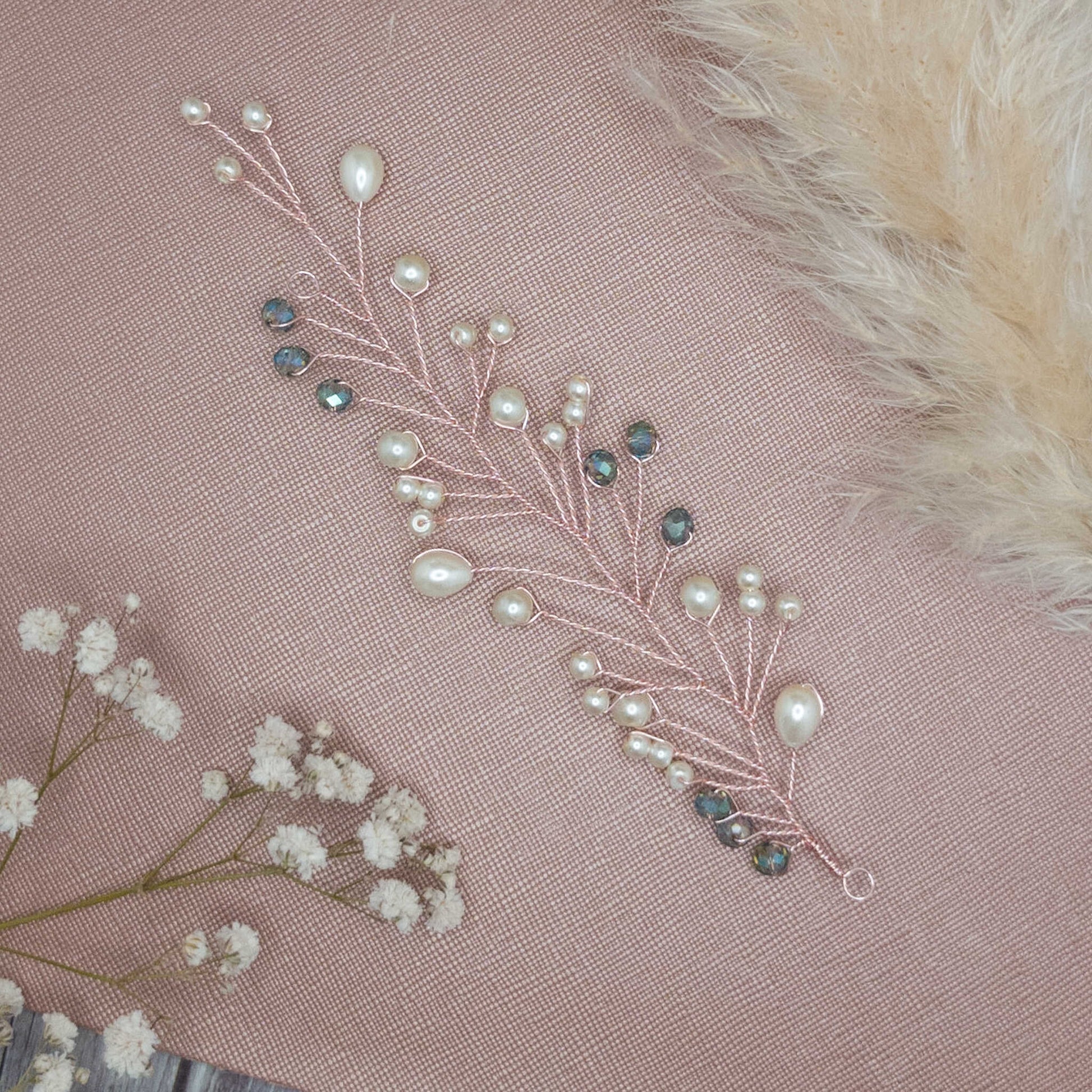 tocado lis-Oro rosa con perlas de vidrio y cristales celestes