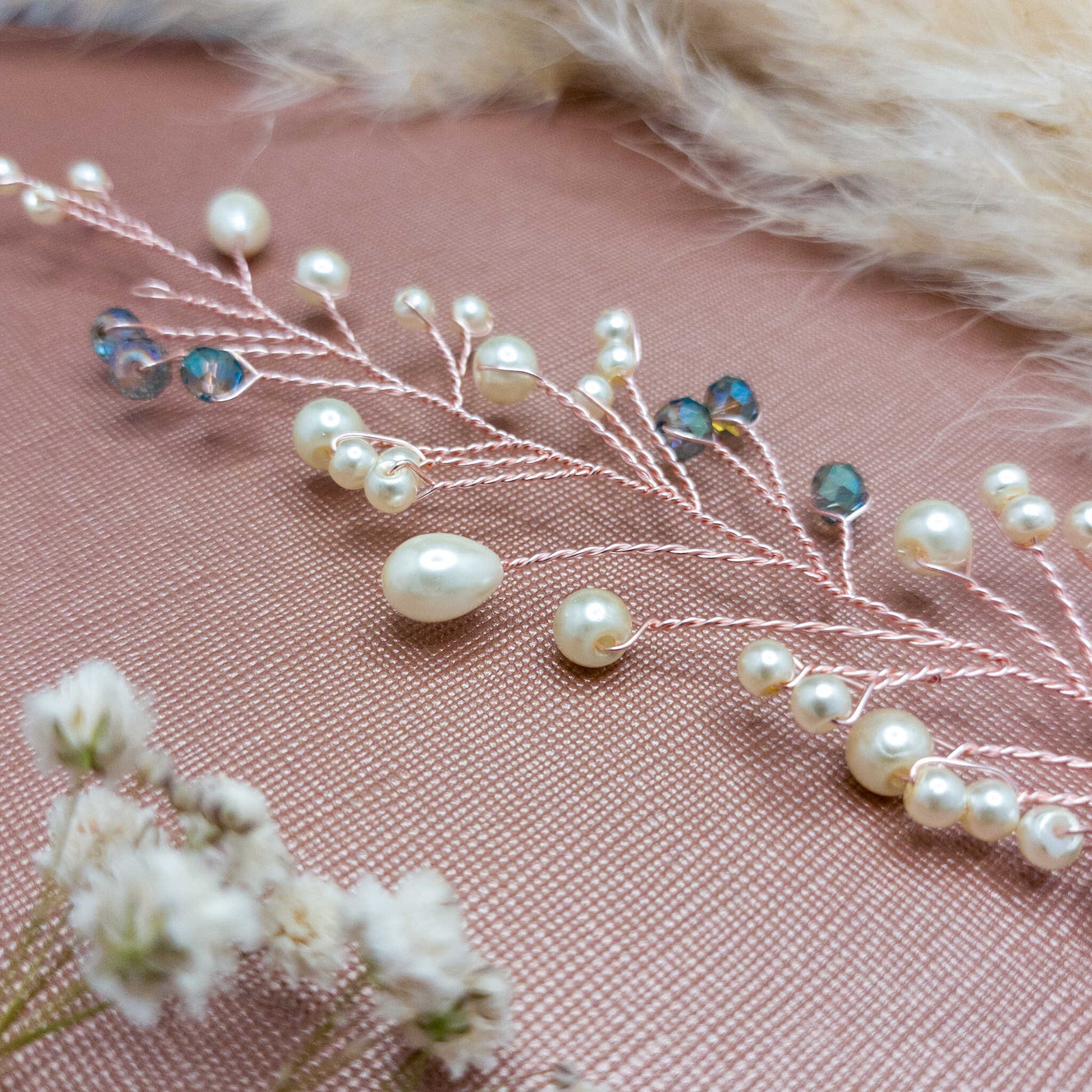 tocado lis-Oro rosa con perlas de vidrio y cristales celestes