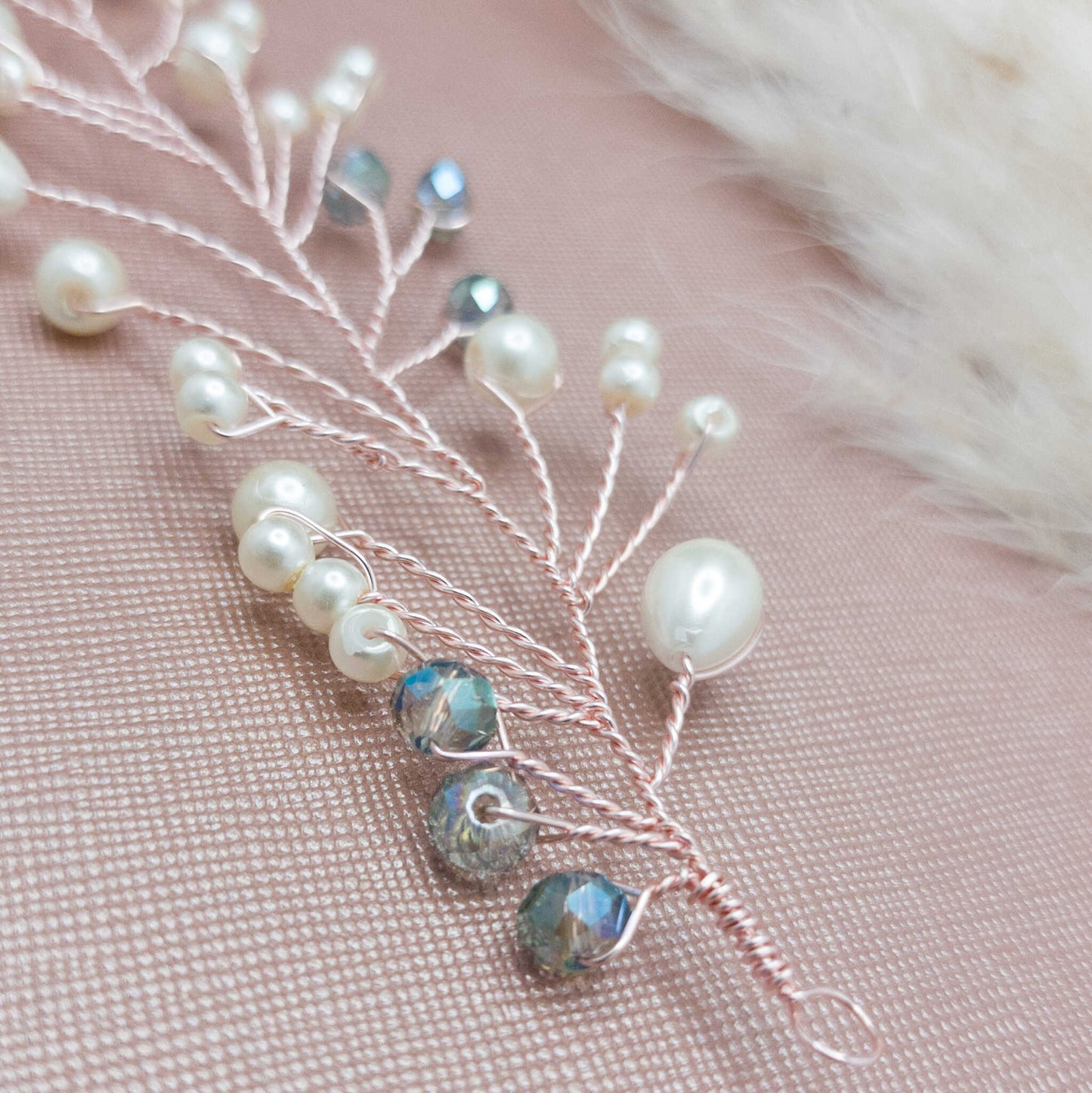 tocado lis-Oro rosa con perlas de vidrio y cristales celestes