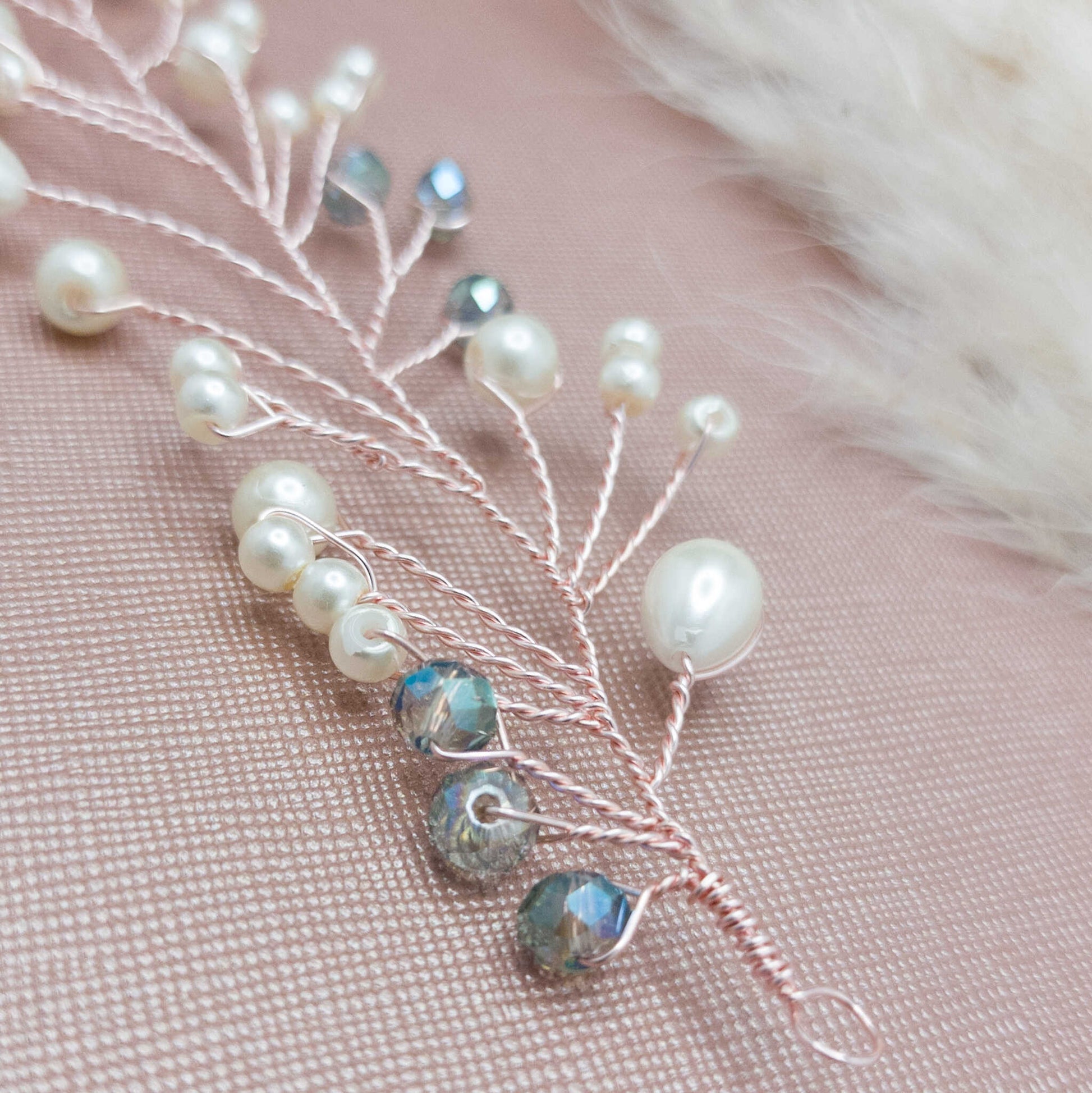 tocado lis-Oro rosa con perlas de vidrio y cristales celestes