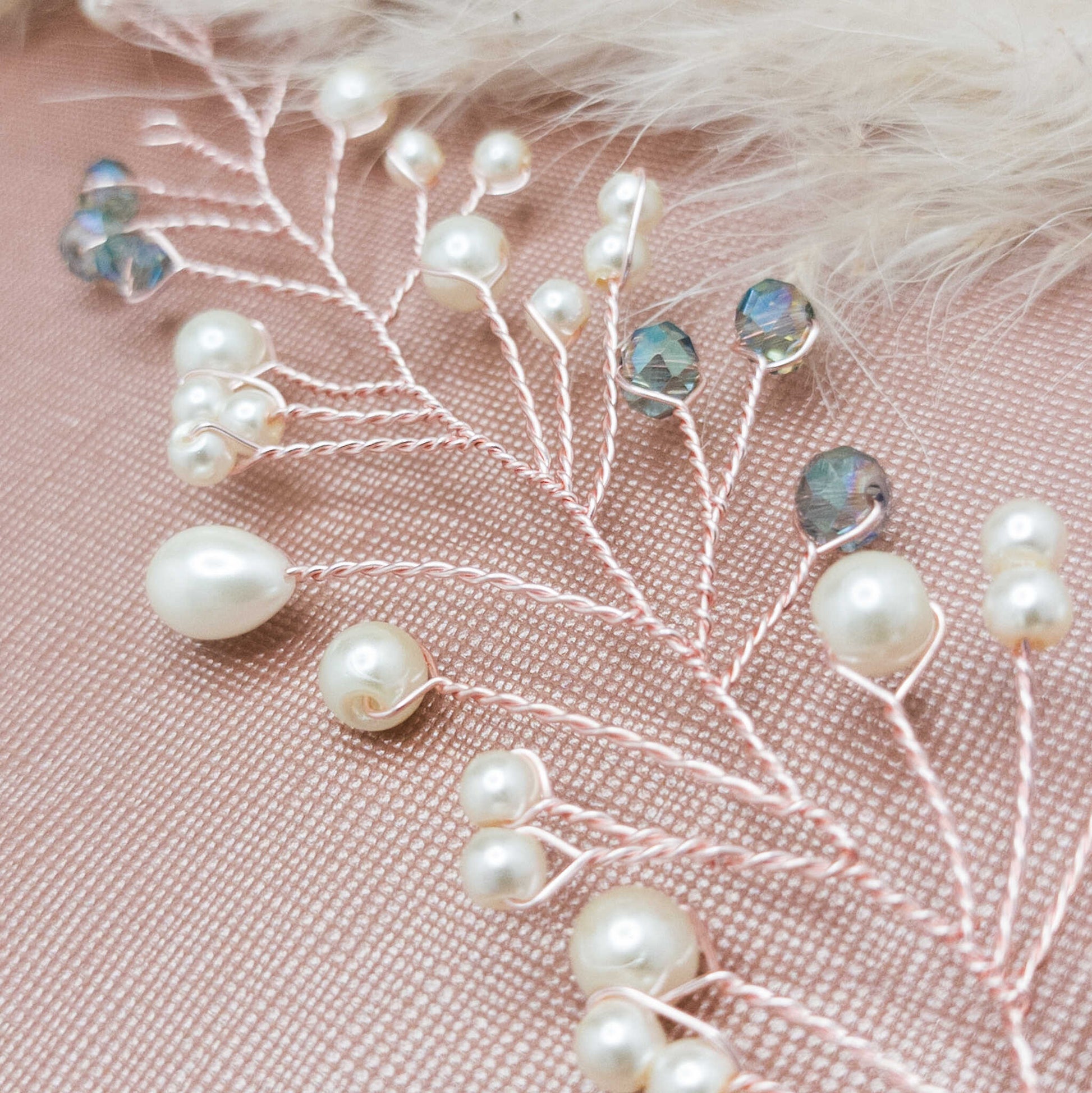 tocado lis-Oro rosa con perlas de vidrio y cristales celestes