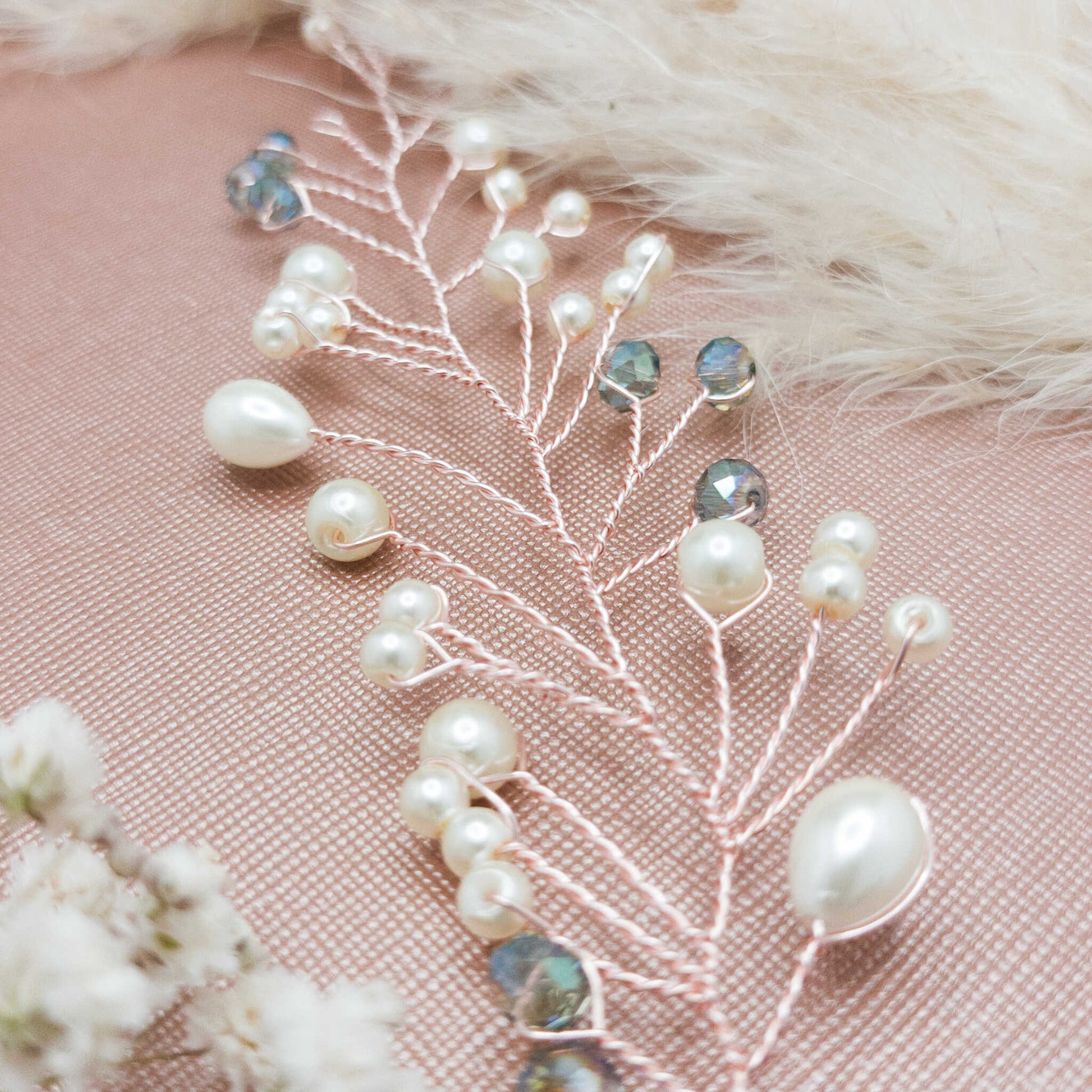 tocado lis-Oro rosa con perlas de vidrio y cristales celestes