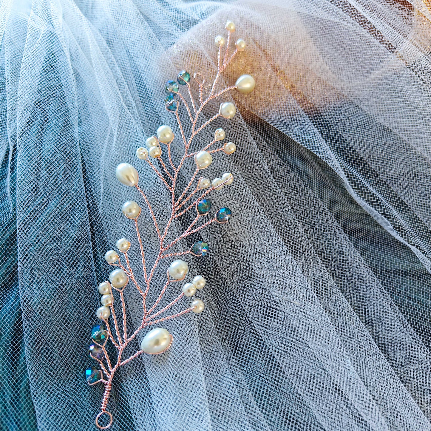 tocado lis-Oro rosa con perlas de vidrio y cristales celestes