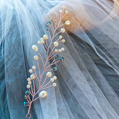 tocado lis-Oro rosa con perlas de vidrio y cristales celestes