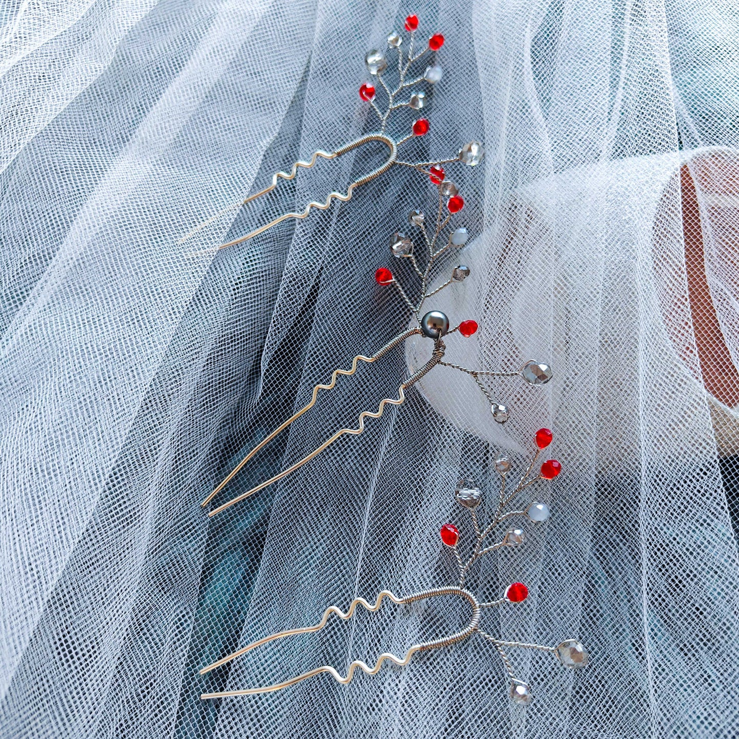 tocado ema-Plateado con rojo