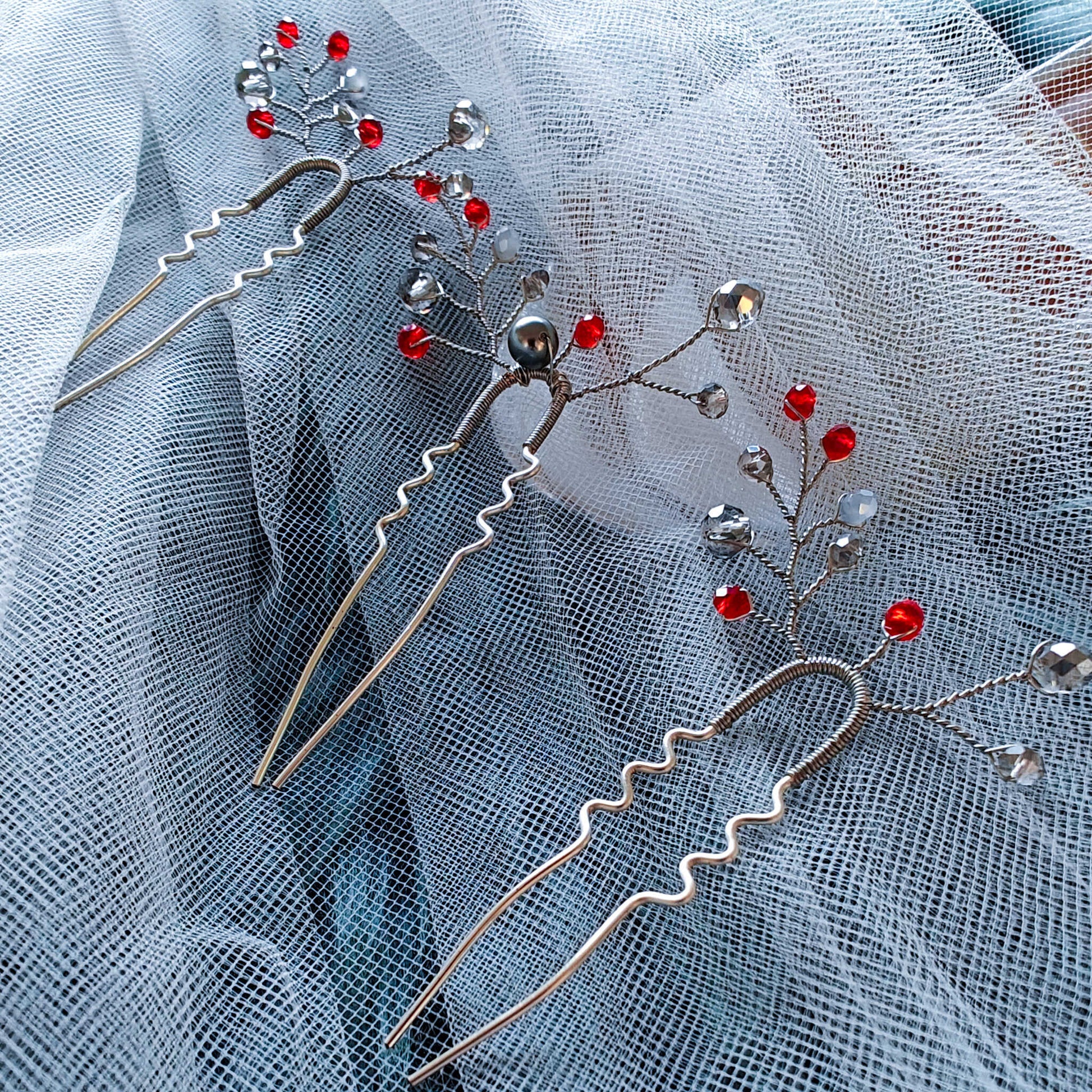 tocado ema-Plateado con rojo