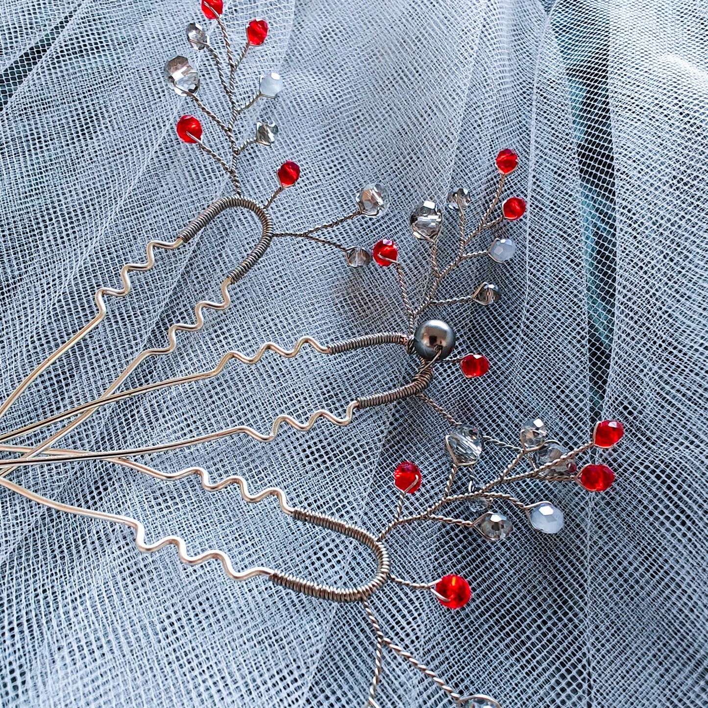 tocado ema-Plateado con rojo