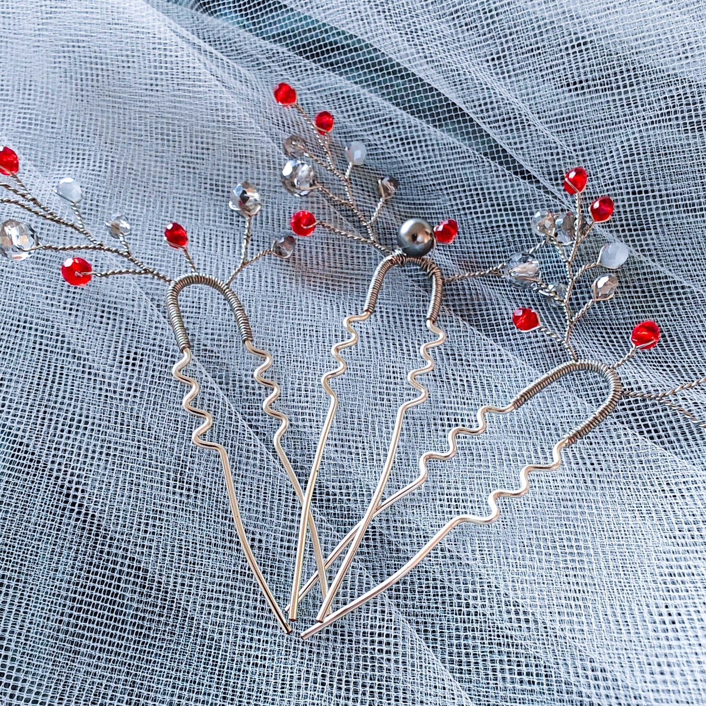 tocado ema-Plateado con rojo