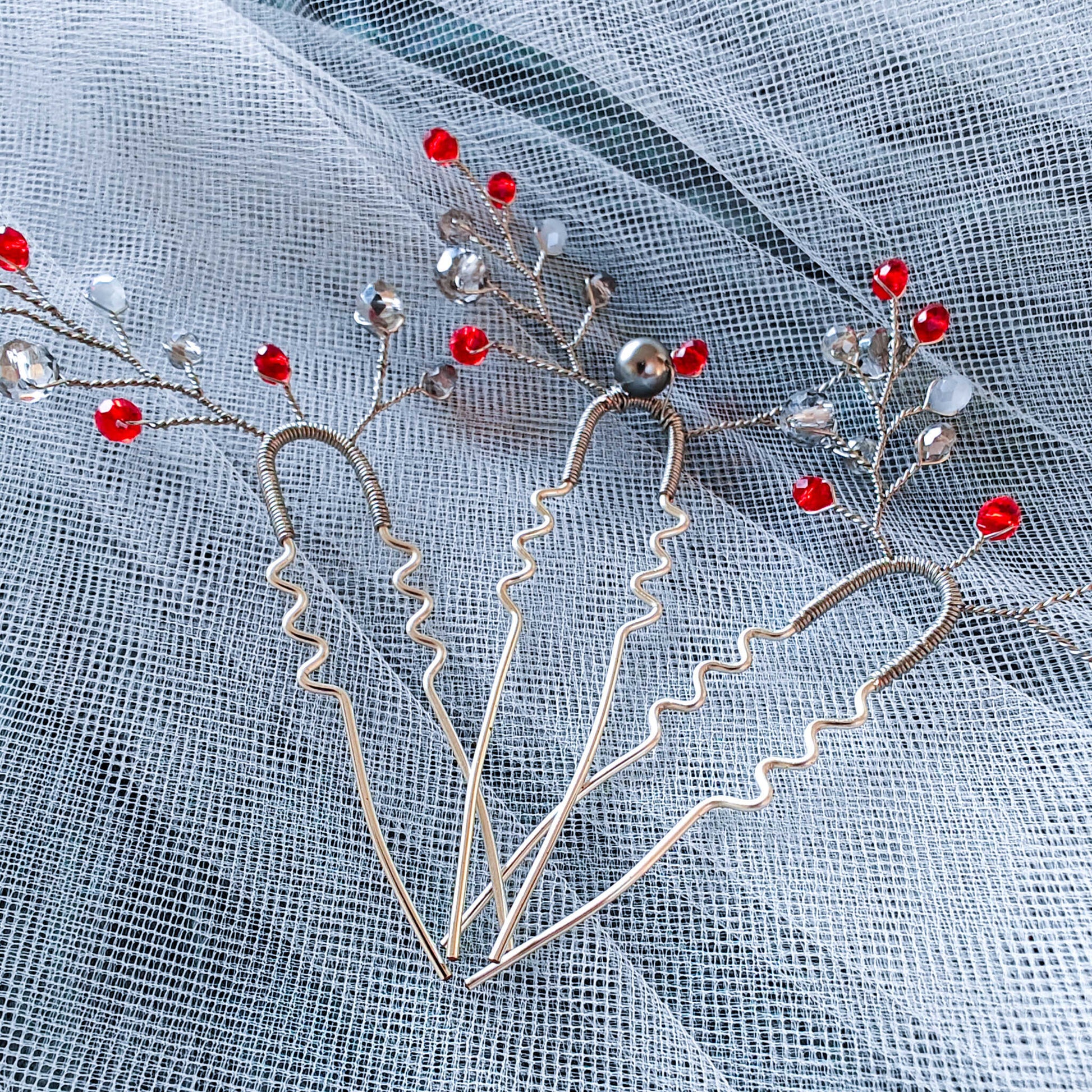 tocado ema-Plateado con rojo