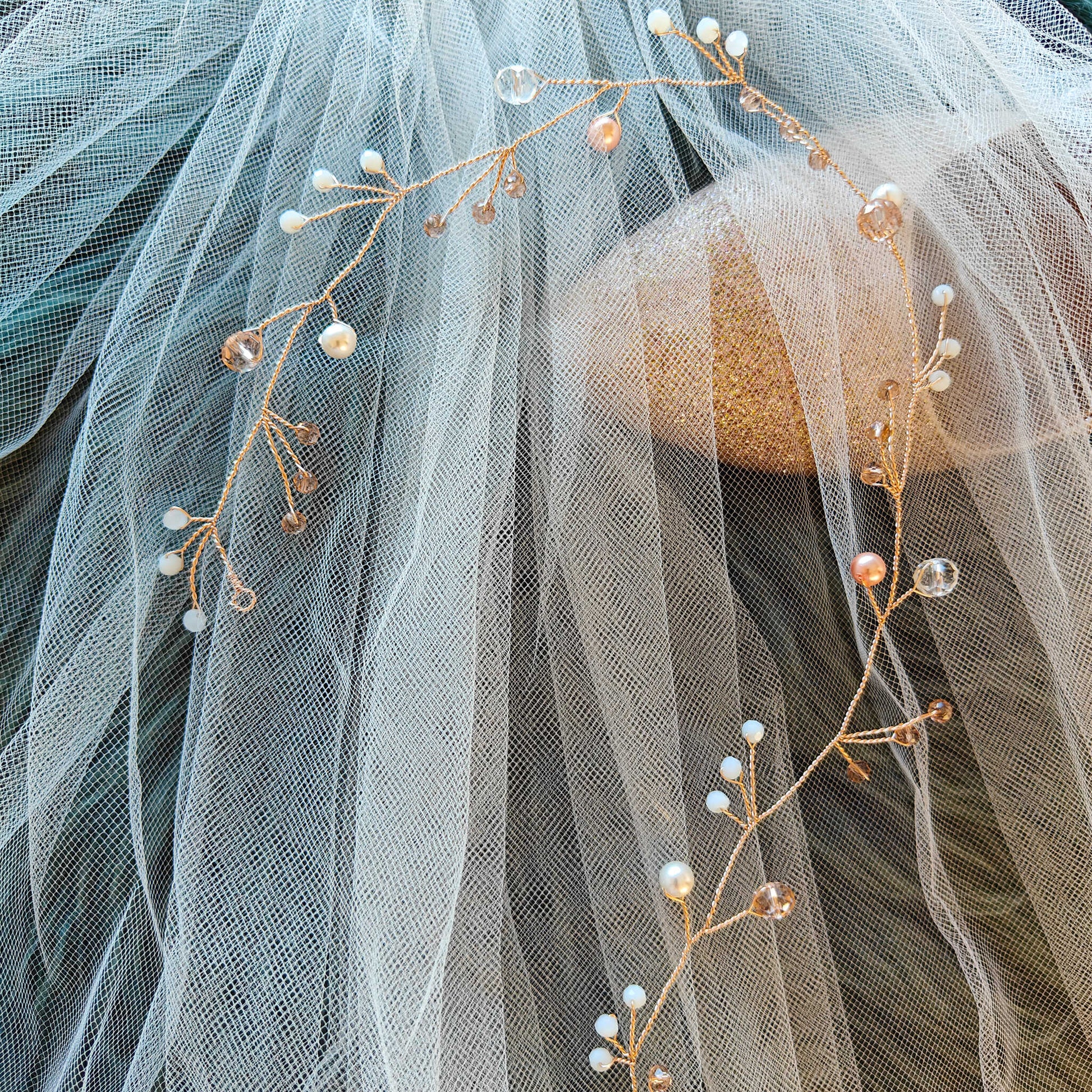 tocado pili-Large dorado con blanco ámbar y palo rosa